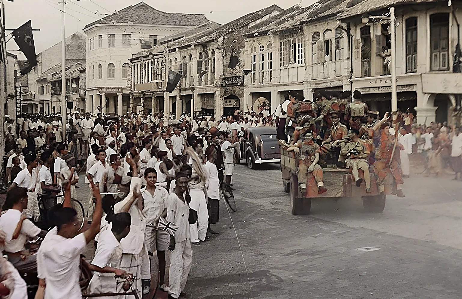 1945年9月9日：英军实施“拉链行动”（Operation Zipper）登陆后军车开进城镇街道历史现场