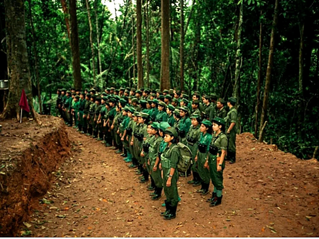 马来亚民族解放军第十支队（10th Regiment）指战员在彭亨丛林密营整齐列队历史实照：由阿都拉·CD、拉昔·迈丁、慕沙阿末领导，主要由马来族优秀工农青年组建，头戴缀有五角红星帽徽的军帽，以无可辩驳的事实粉碎了殖民当局‘华人外来叛乱’的种族主义谎言。
