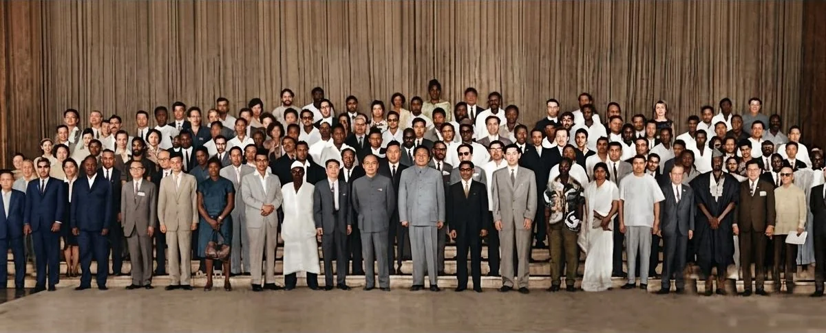 1966年7月毛泽东主席等中国领导人接见出席亚非作家紧急会议的 P.V. 沙尔玛（前排毛泽东左一戴眼镜者）及各国代表团全体代表合影