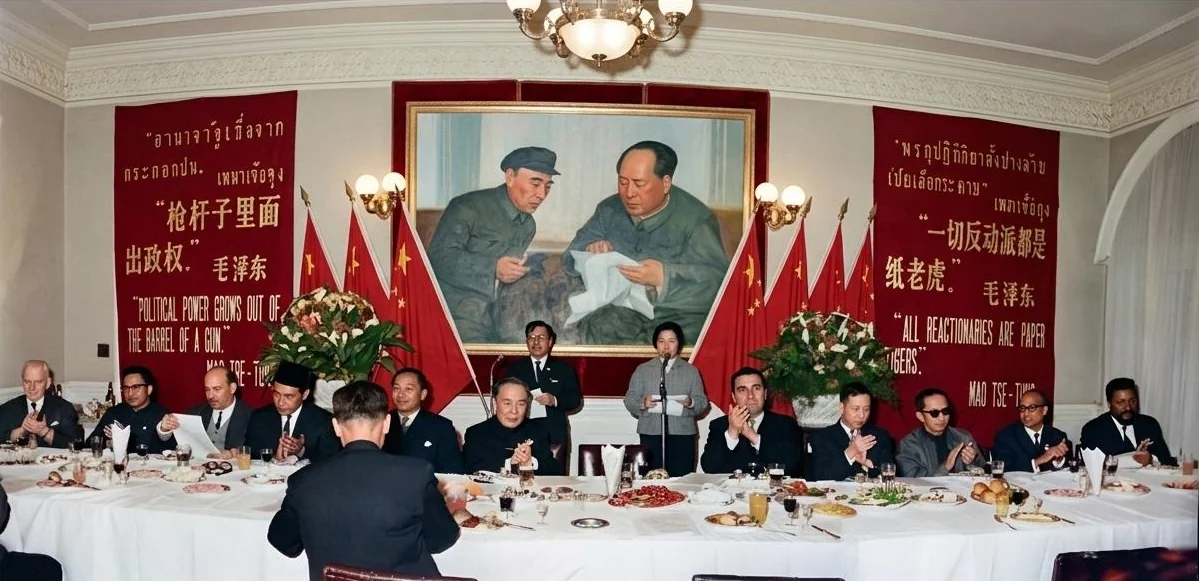 P.V. 沙尔玛（右二）与廖承志、郭沫若及各国反帝代表在北京出席声援亚非拉民族解放运动国际招待宴会