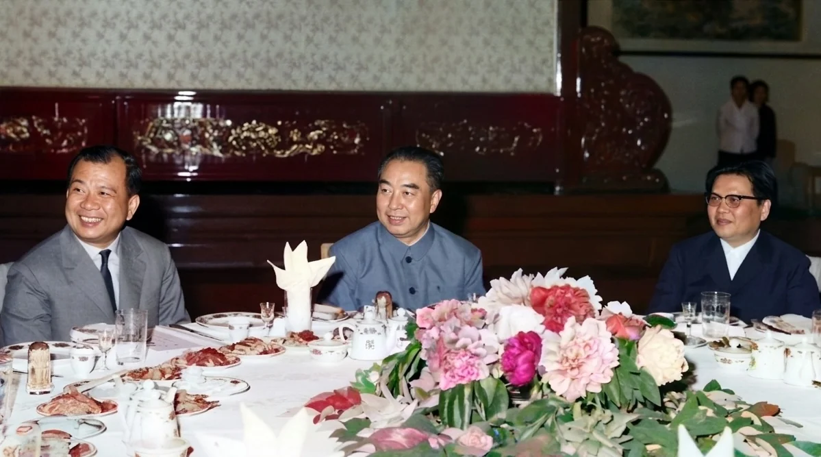 中共中央领导人设宴款待马共中央总书记陈平（左一）一行
