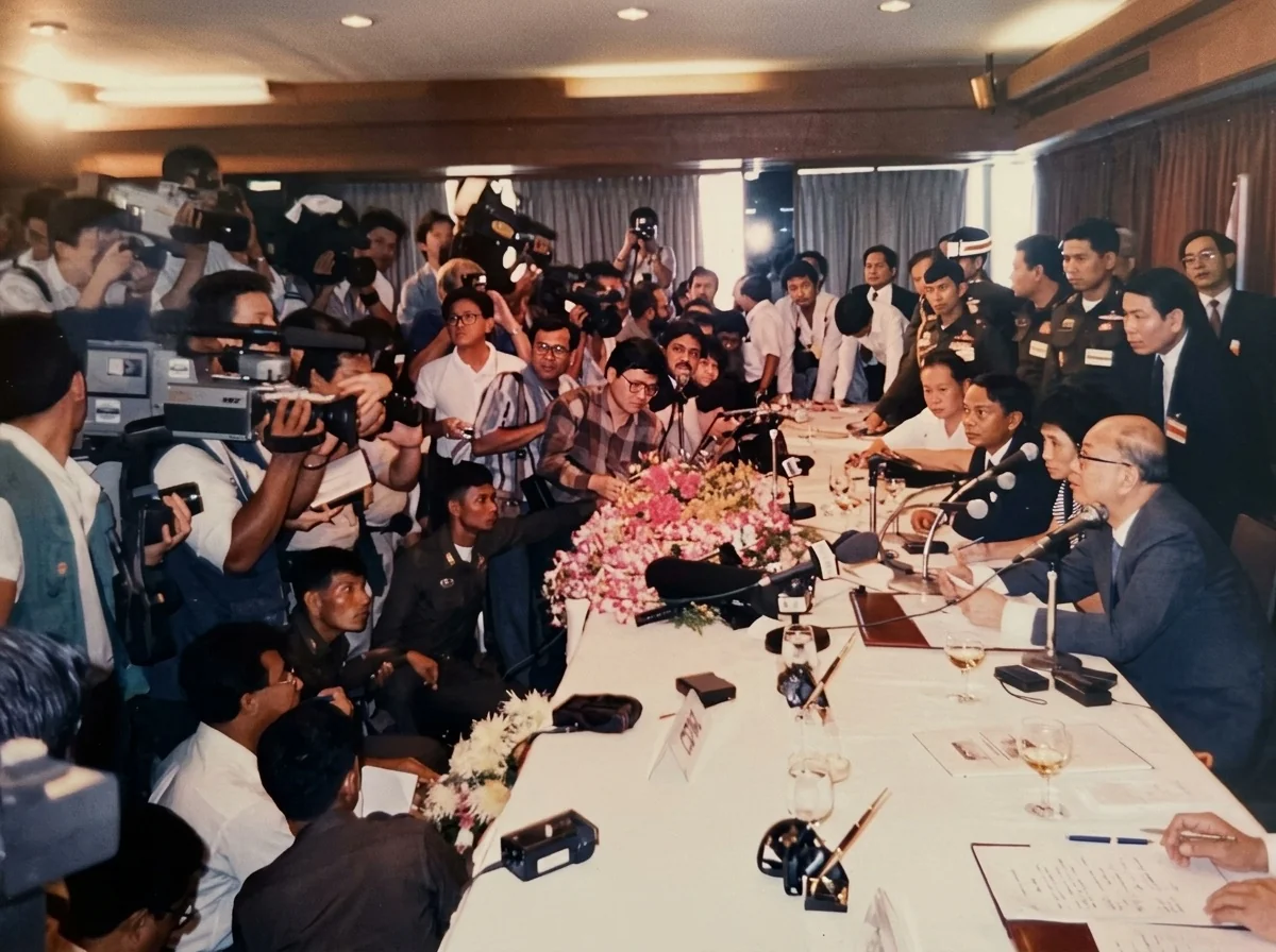 合艾中外记者招待会全景，马共中央总书记陈平（右侧前排）在随团女翻译与泰方吉迪将军陪同下回答国际媒体提问