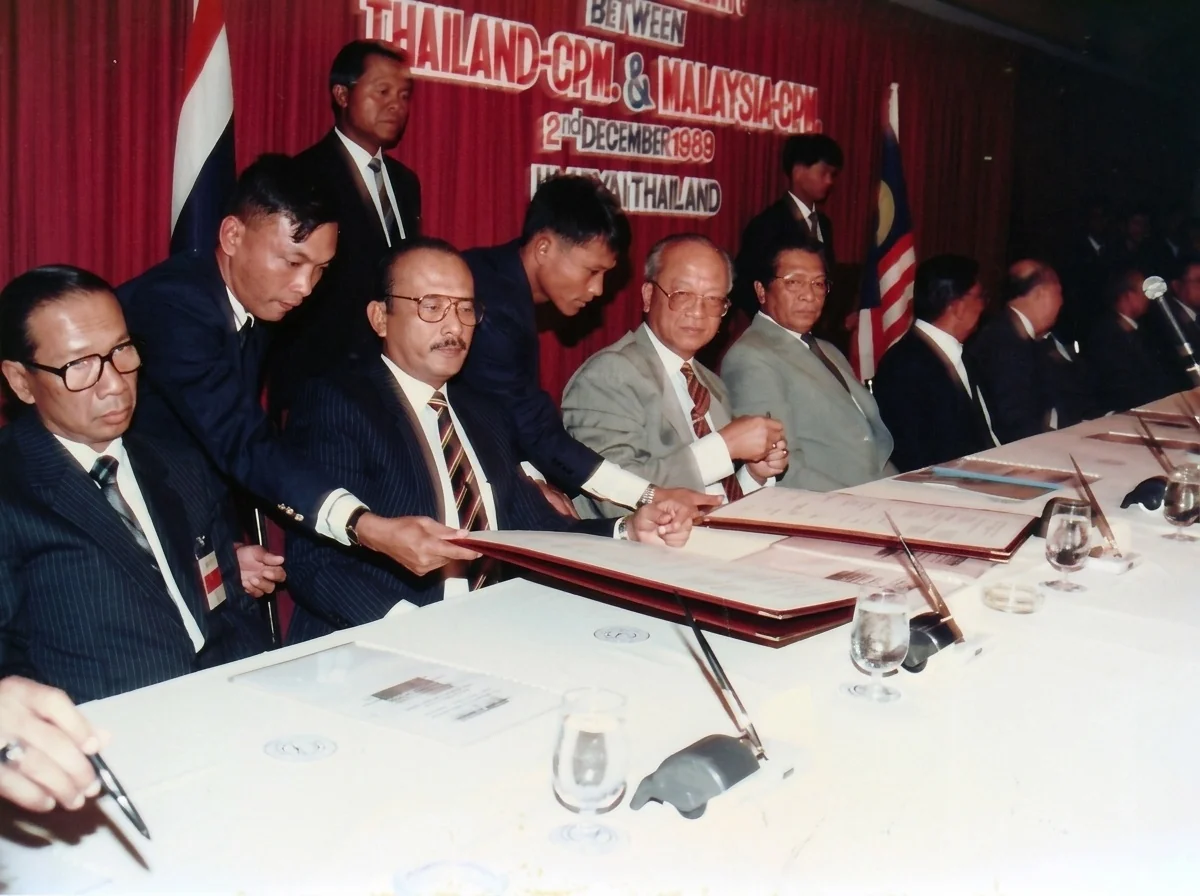 1989年12月2日合艾签署大典主桌全景，展现泰、马、马共三方全体正式签署人共同用印签署的庄严瞬间