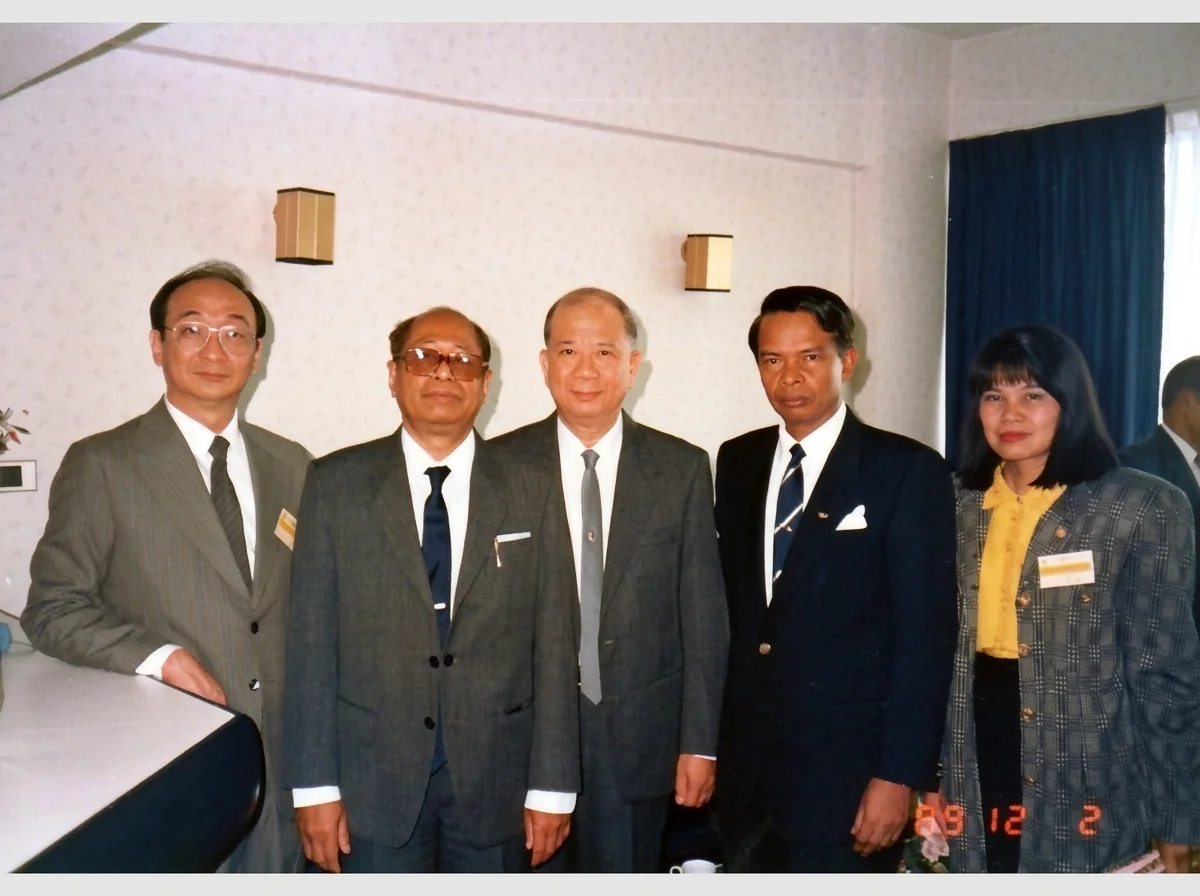 1989年12月2日合艾贵宾厅内，与会嘉宾（左一）、阿都拉·西迪（左二）、陈平（中）、泰方吉迪将军（右二）与手执纪念册的泰方女联络官（右一）合影