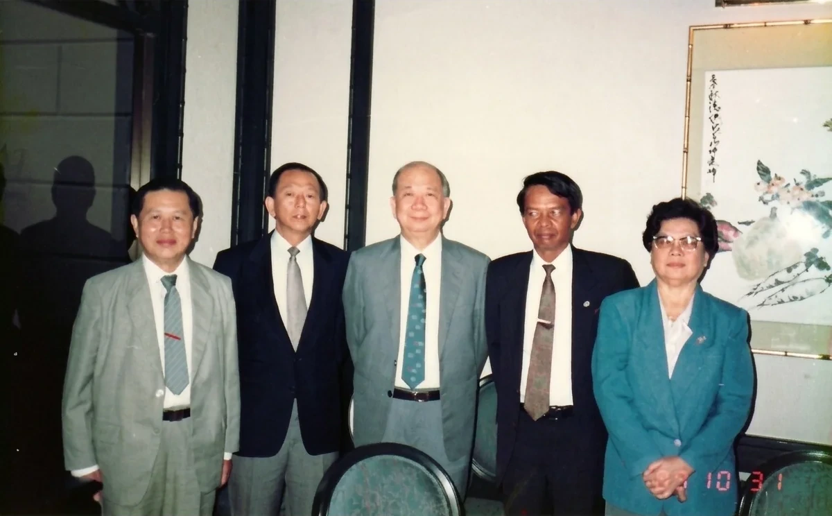 1989年10月31日，马共中央领导人与马泰双方代表在曼谷合影（左起：吴一石、姚光耀、陈平、吉迪将军、陈再润）