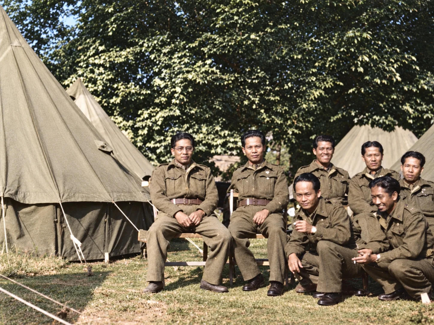 参加1946年伦敦胜利检阅礼庆典的一部分马来亚人民抗日军代表团指挥员，摄于伦敦肯辛顿花园（Kensington Gardens）的营寨帐篷外。前排由左至右：周洋滨（第一独立队指挥员，在紧急状态时期叛变成为殖民地政治部特务）、陈田（柔南第四独立队指挥员）；后排由左至右：汪清（西彭亨第六独立队指挥员）、孙文经（东彭亨/关丹区第七独立队指挥员）、廖伟中（化名 Itu 上校，霹雳州第五独立队指挥员，在紧急状态初期被捕并被驱逐到中国，1980年代后期去世）、刘尧（马共三人中央军事委员会第三号成员兼雪兰莪州委）、邓福隆（森美兰州第二独立队指挥员）（陈平《我方的历史》历史图版）