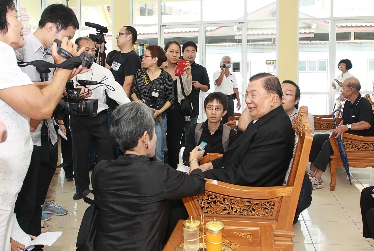 泰国前首相差瓦立·永猜裕上将（右坐者）在陈平灵堂接受马来西亚及国际媒体记者围访，高度评价陈平信守《合艾和平协议》、为泰马边境带来持久和平的历史贡献。