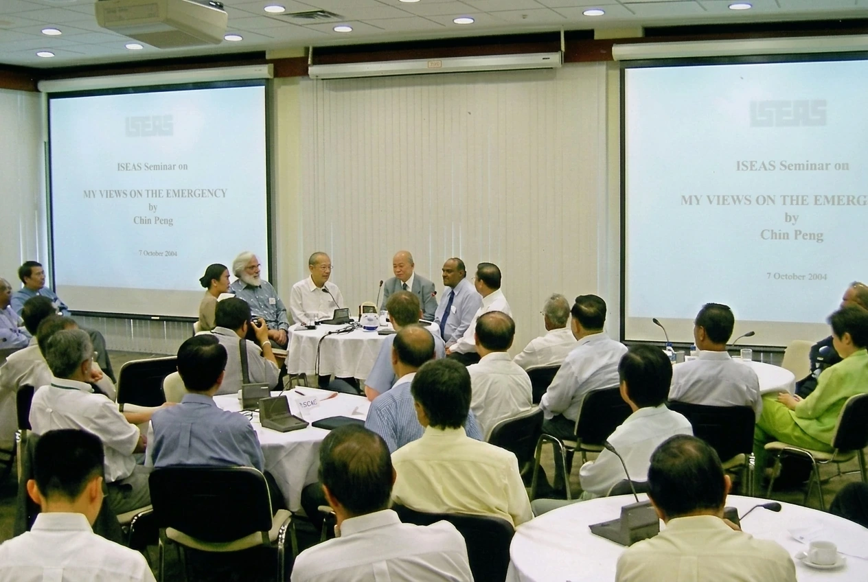 2004年10月7日陈平在新加坡东南亚研究院（ISEAS）出席《我对紧急状态的看法》（My Views on the Emergency by Chin Peng）公开学术研讨会现场实照