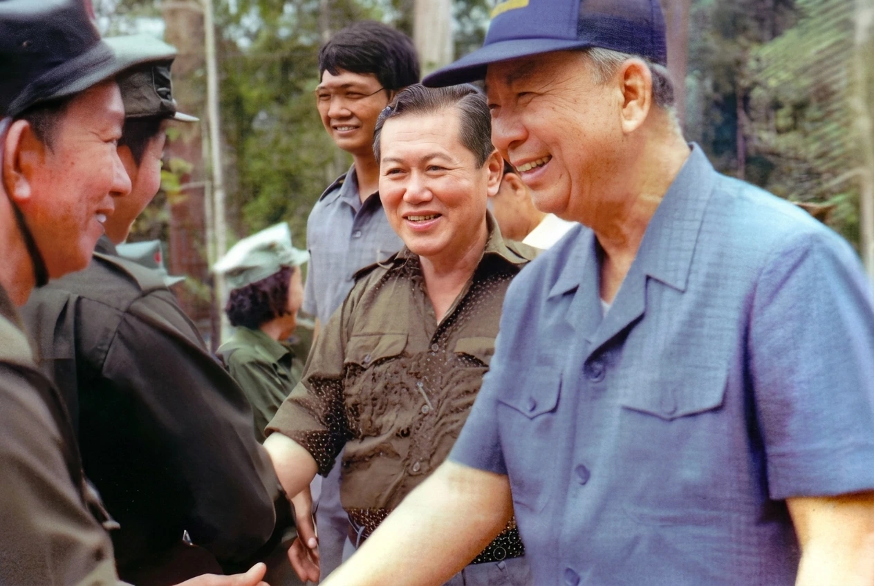 1989年12月《合艾和平协议》签署后，陈平走访各部队营地，与浴血奋战数十载的指战员亲切握手问候历史实照