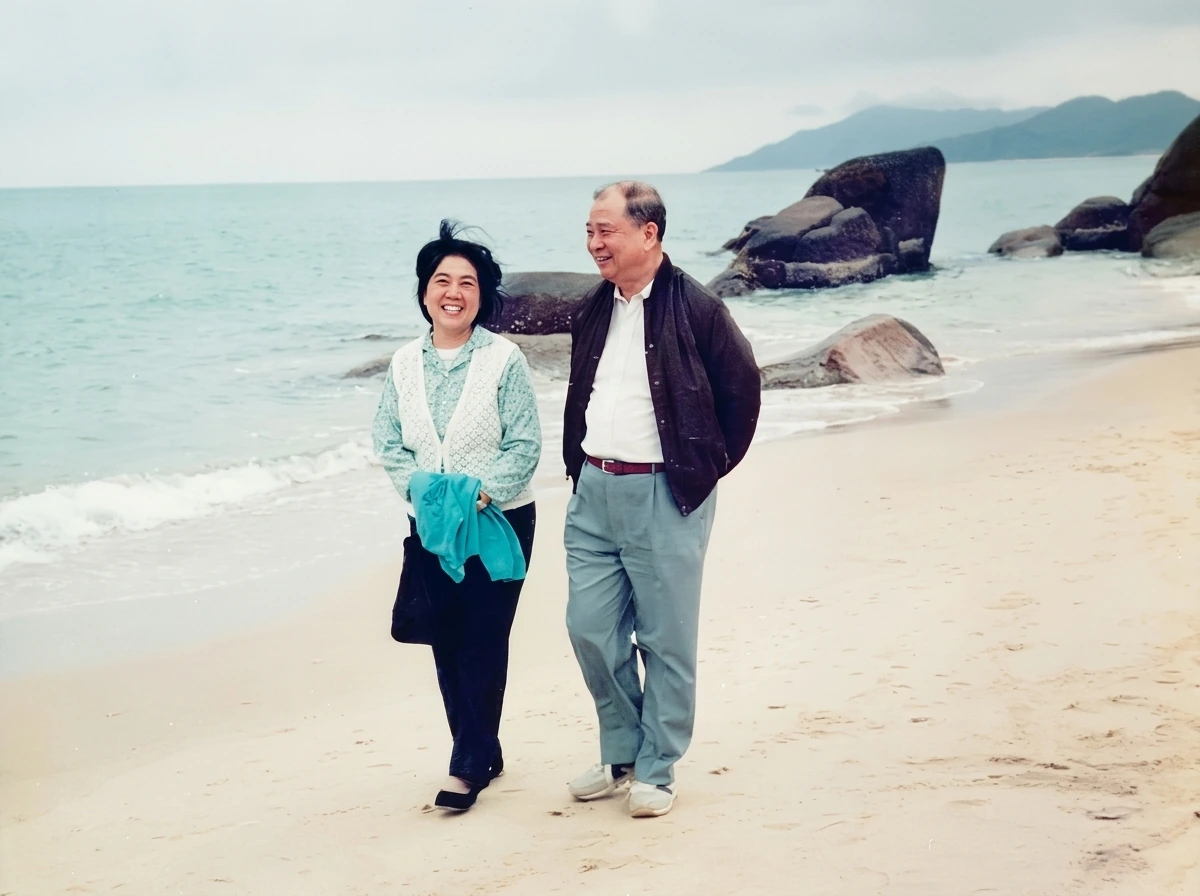 1986年陈平与妻子李坤华在海滨长椅上合影。历经半世纪地下斗争、丛林烽火与异国流亡，两人始终相濡以沫。