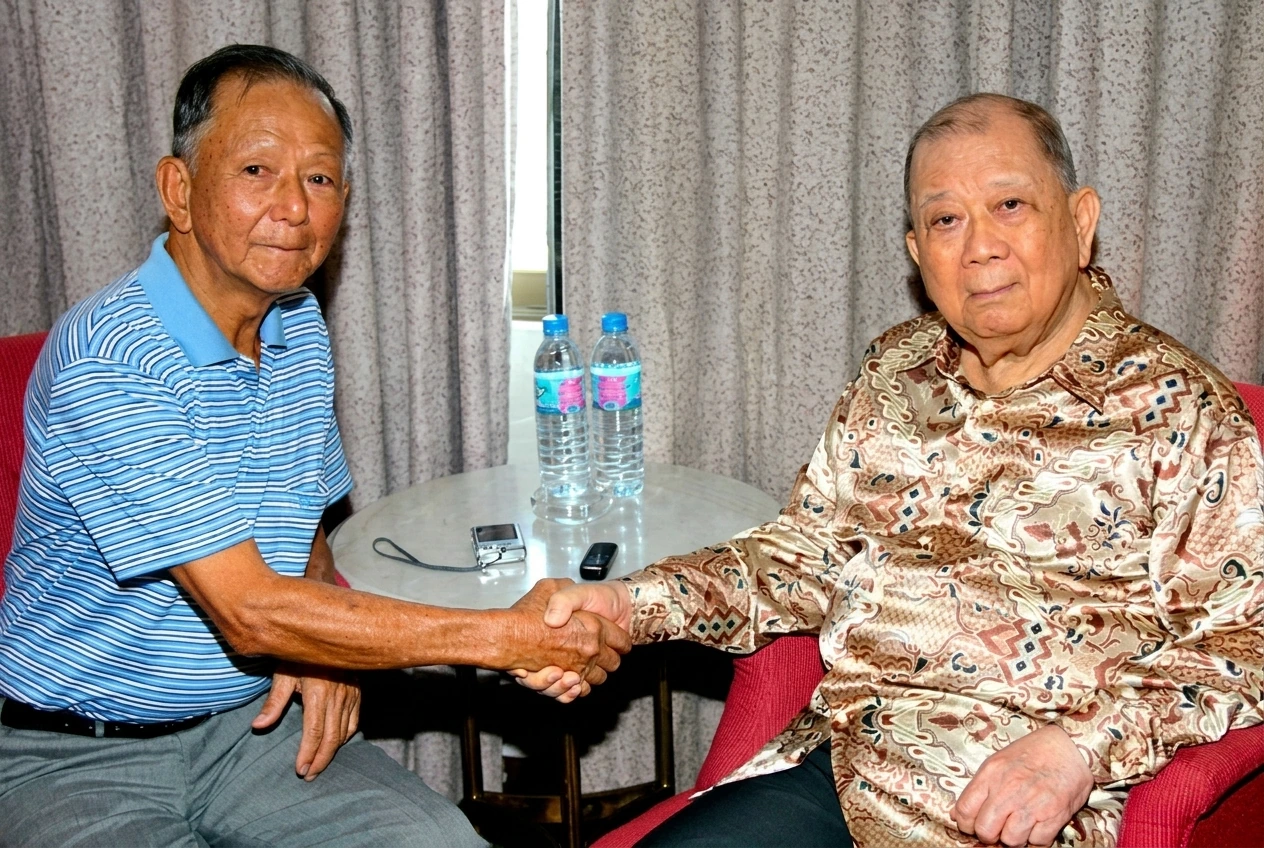 与前政治部顾问姚光耀。陈平（右）与曾先后参与1955年华玲和谈与1989年合艾和谈的前马来西亚政治部（Special Branch）顾问姚光耀（Yau Kong Yew，左）在餐叙中合影。