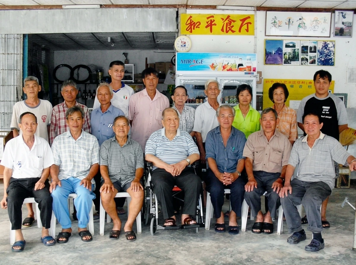 与和平村干部合影。陈平（前排居中穿深色西装者）在和平村“和平展厅”门前与和平村干部亲切合影。