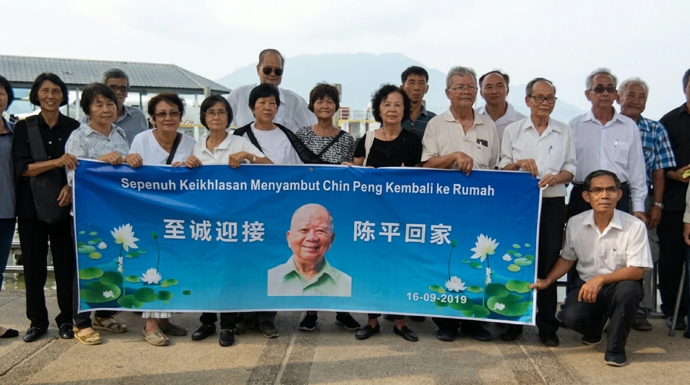 护送战友们在距离实兆远红土坎码头（Lumut Jetty）几公里的海岸山坡与海湾前拉起横幅留影。