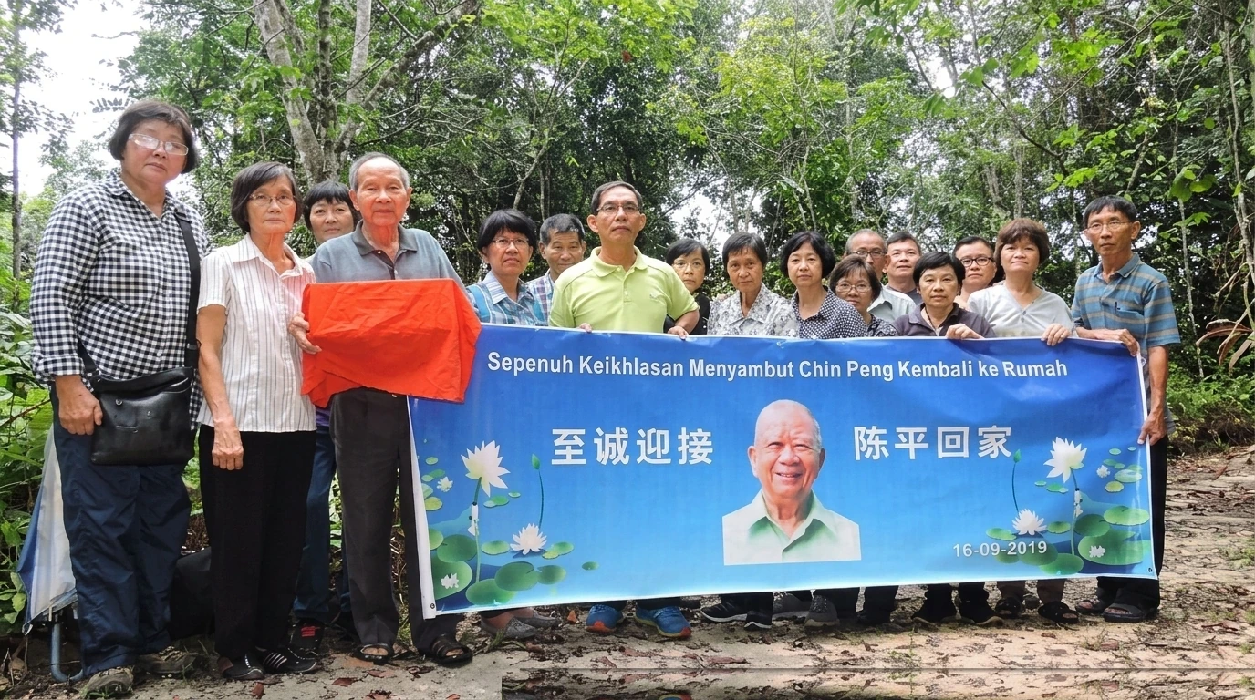 战友们手捧陈平骨灰盒来到霹雳州怡保珠宝（Chemor）附近的蒂蒂旺沙中央山脉脚下山林前合影。