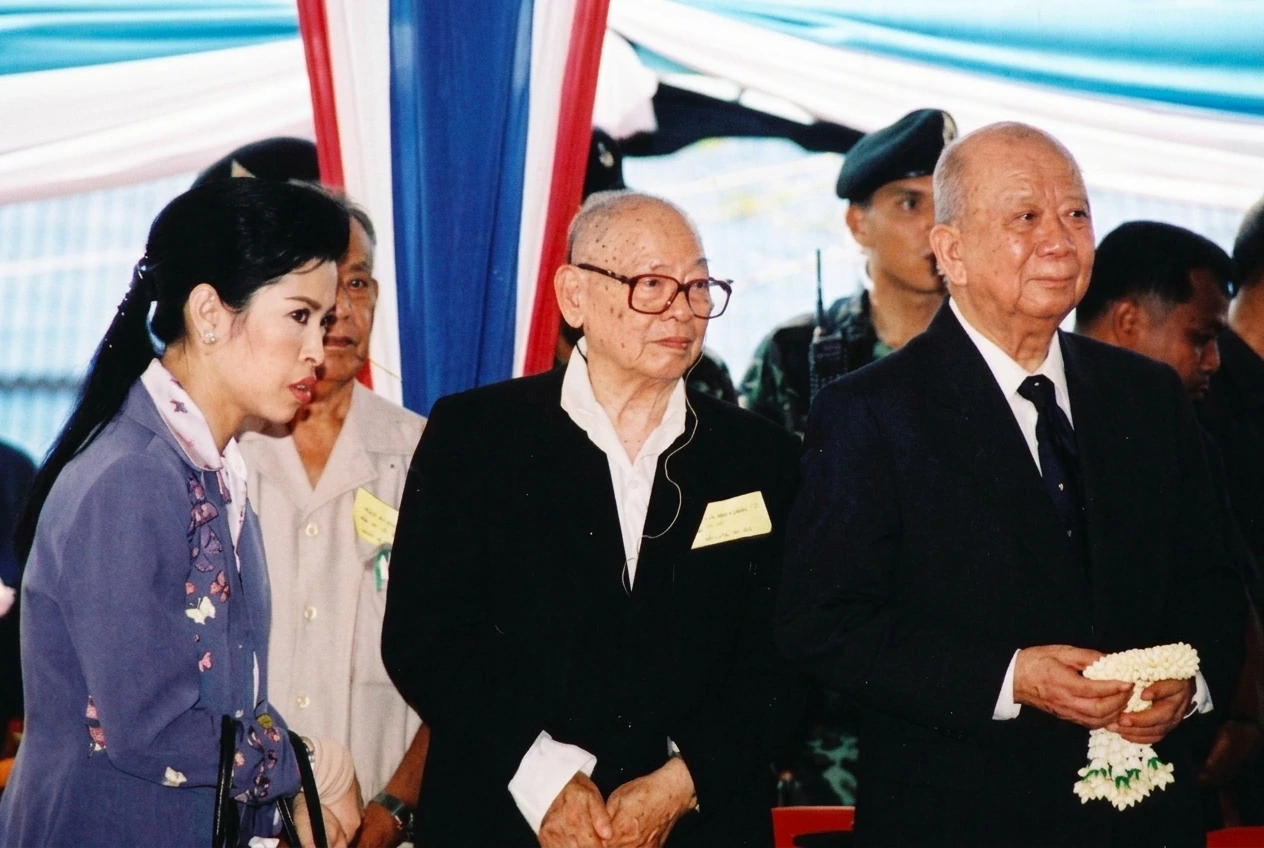 泰国王后访问朱拉蓬公主第十村。诗丽吉王后在拉昔·迈丁（左一，拄杖者）与阿都拉·西迪（左二）的陪同下视察第十村并听取社区发展汇报。