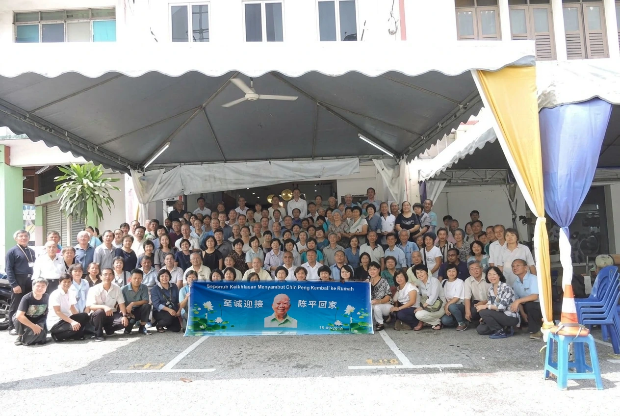 2019年9月16日，各地老战友与友人在白色天幕下齐聚，拉起“至诚迎接 陈平回家”横幅共同见证陈平魂归故里。