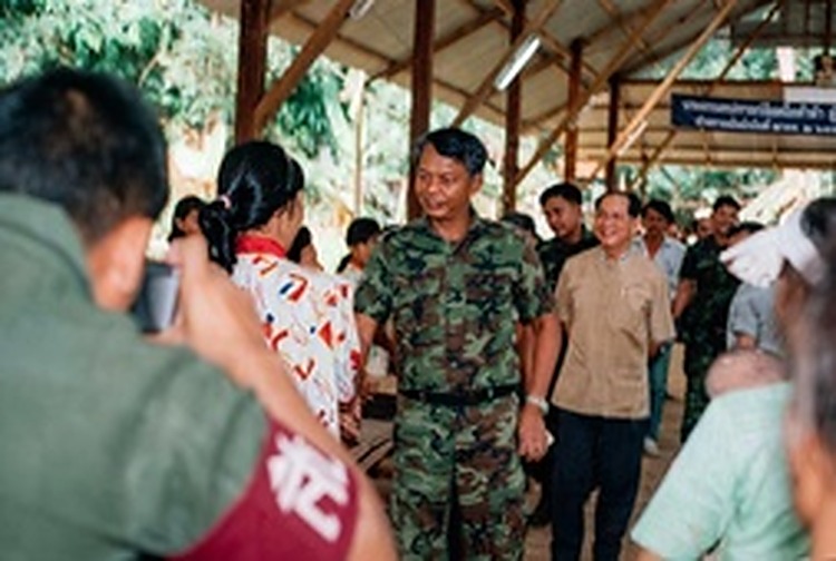 吉滴将军身着迷彩军服步入和平村会场，受到前人民军干部与村民们的夹道欢迎。