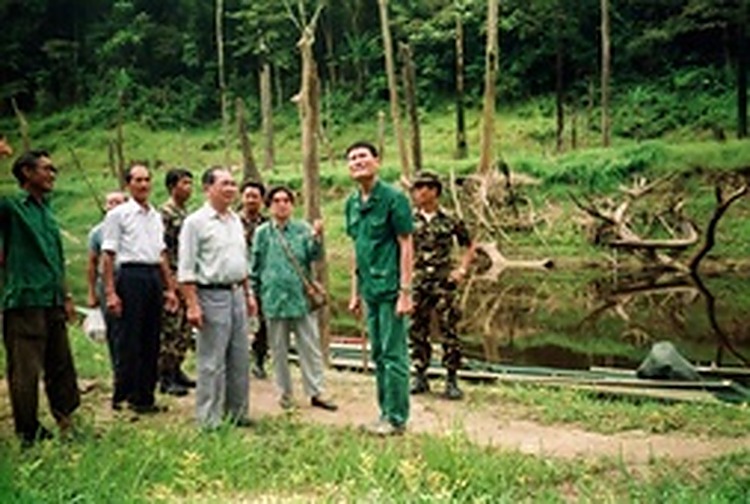 泰方军政代表与和平村干部在邦朗湖畔绿荫下并肩留影，定格下军民一家、共建和平的珍贵画面。