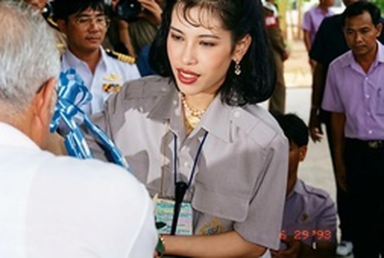 1993年6月29日朱拉蓬公主视察和平村：公主身着灰色公务制服，面带微笑接受和平村代表敬献鲜花与手工艺品。