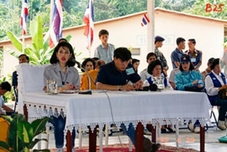 1993年6月29日：朱拉蓬公主在露天主席台就座，听取和平村发展委员会的工作汇报。
