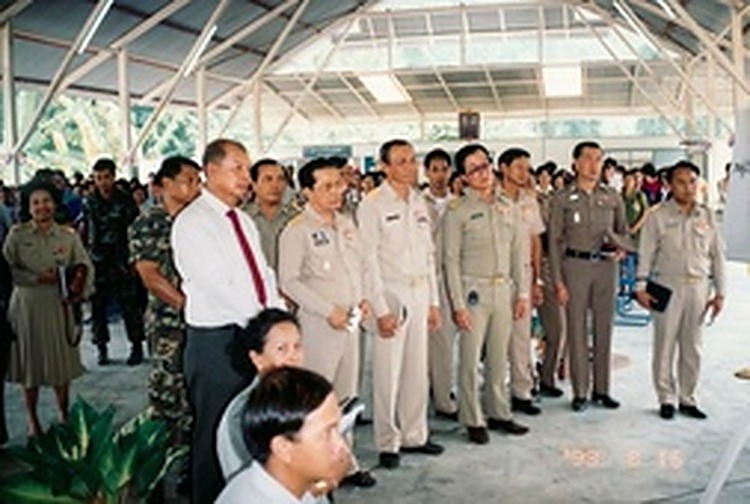 1993年8月：泰国王室随行官员与和平村代表在礼堂内列队迎候公主检阅。