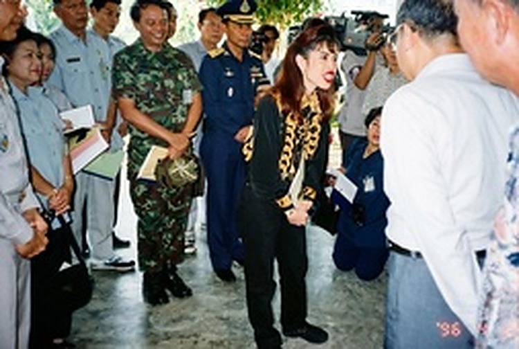 1996年4月2日（右下角印有96 4 2日期戳）：朱拉蓬公主在和平村会场与前马共白发老领导亲切交谈。
