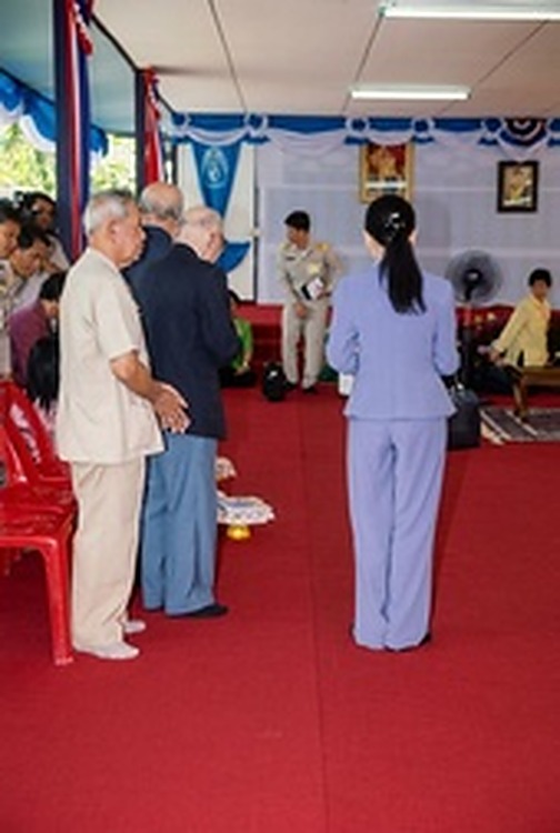2005年9月15日：和平村老干部代表在皇家礼堂红毯上恭送诗丽吉王后与朱拉蓬公主，圆满完成这场跨越世纪的和平盛典。