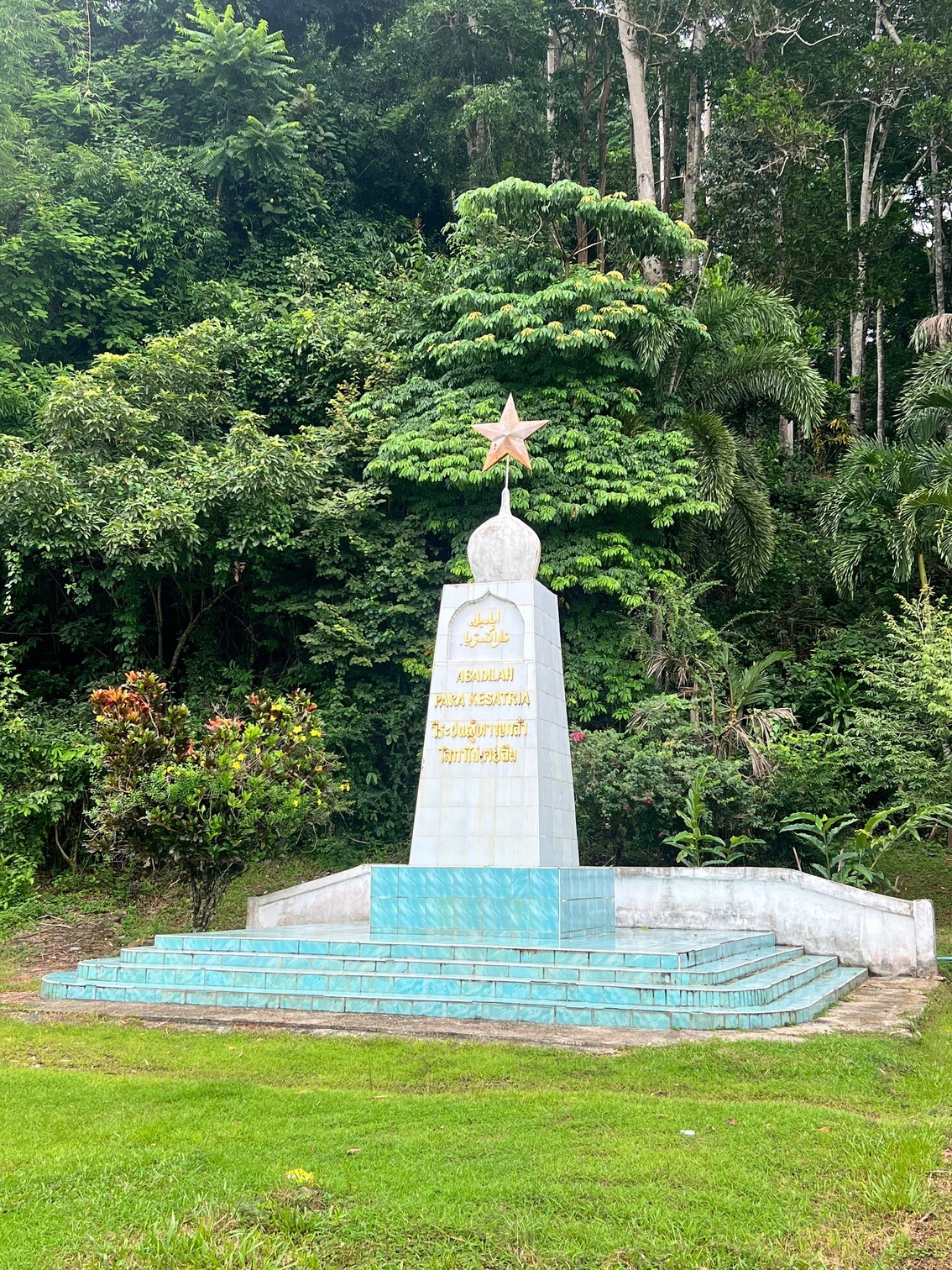 也哈和平村（Yaha Peace Village，第11朱拉蓬公主发展村 / Ban Chulabhorn Patana 11）烈士纪念碑：这座由原马来亚人民军第十支队（以马来族指战员为主体）建立的和平村，在苍翠山林前竖立起顶端闪耀红星与新月穹顶的洁白纪念碑，碑身以爪夷文、马来文（ABADILAH PARA KESATRIA）及泰文（วีรชนผู้หาญกล้า โลกาไม่เคยลืม）铭刻“勇士们永垂不朽，世人永志不忘”。