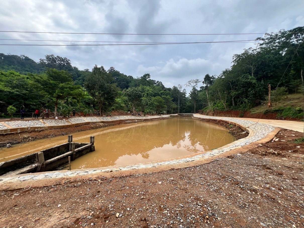 也哈和平村（第11朱拉蓬公主发展村）新建成的环山蓄水池与水利护坡工程，保障了全村居民的生活用水与农业灌溉。
