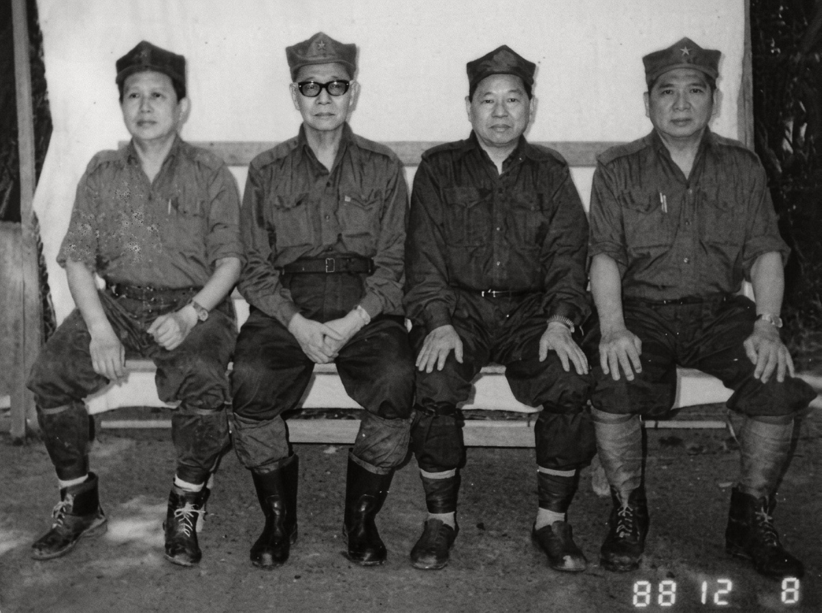 1988年12月8日，驻守泰马边境大本营的四位马共中央与北马局领导人身着军装、脚穿高筒胶靴在营地合影。