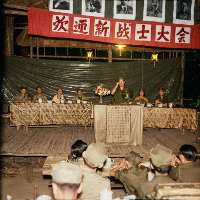 马来亚民族解放军营部大操场检阅台与全副武装列队受阅的指战员方阵