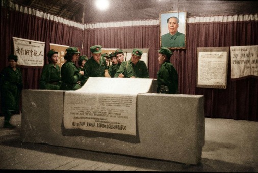1968年6月20日马来亚民族解放军在丛林根据地隆重举行“六二〇”抗英民族解放战争二十周年纪念升旗典礼、刺杀战术演练、实弹射击与文艺汇演历史实照（第6帧）