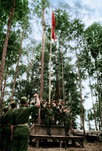 1968年6月20日马来亚民族解放军在丛林根据地隆重举行“六二〇”抗英民族解放战争二十周年纪念升旗典礼、刺杀战术演练、实弹射击与文艺汇演历史实照（第2帧）