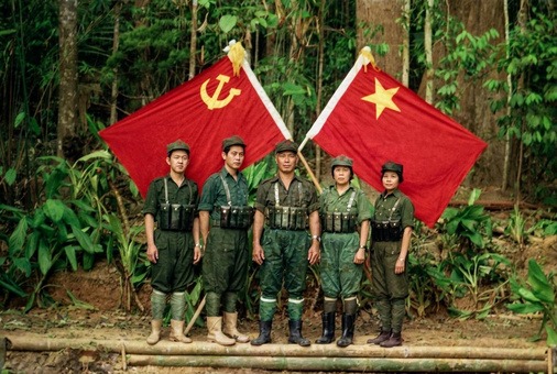 1970年代后期至1980年代马来亚民族解放军各支队指战员在边境丛林根据地高举马共党旗与军旗整装合影历史实照（第8帧）