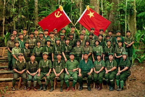 马来亚民族解放军指战员在莽莽热带雨林根据地高举鲜红的镰刀锤子党旗与红星军旗庄严列队合影
